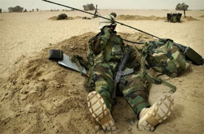 Un <i>marine</i> realiza maniobras en la frontera entre Kuwait e Irak.