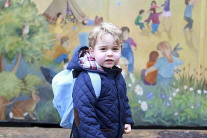 Em 6 de janeiro de 2016, o pequeno George iniciou sua vida escolar. Com dois anos e meio, ele ingressou na escola Westacre Montessori, perto da residência dos duques em Norfolk, no interior da Inglaterra. A foto, tirada naquele primeiro dia de aula, foi tirada por sua mãe.