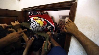 Un grupo de palestinos traslada el cuerpo de Muhamad Hani Al Kasbah durante su funeral en Kalandia, localidad próxima a la ciudad de Ramala (Cisjordania). El Ejército israelí mató a este joven palestino de 17 años cerca del puesto de control militar de Qalandia, en Cisjordania.