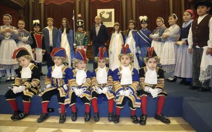 El alcalde, Juan Karlos Izagirre, junto a los mandos de la tamborrada infantil este martes en San Sebastián.