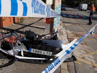 Restos del coche que atropelló a un joven que resultó muerto durante una 'kdd' en un polígono industrial de Terrassa, el 29 de agosto.