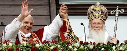 El Papa y el líder de la Iglesia ortodoxa, hoy en Estambul.