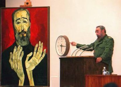 Fidel Castro en la Habana en 1996, en la celebración de su 70 cumpleaños, junto a su retrato de Oswaldo Gayasamín.