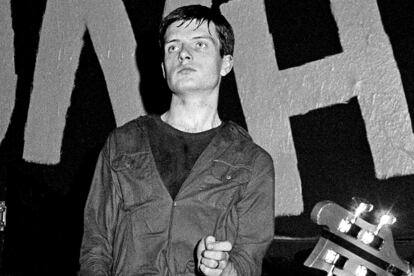 Ian Curtis (23)

Precisamente fue durante un concierto de Sex Pistols cuando Ian Curtis coincidió por primera vez con los músicos –bajista y guitarrista– que formarían después parte del mítico grupo de postpunk Joy Division. Tras publicar dos álbumes y afectado de graves problemas de salud como ataques de epilepsia y depresiones periódicas, el cantante se suicidó en la cocina de su casa.