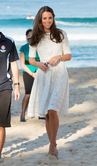 La duquesa de Cambridge, con un vestido de Zimmermann, en Manley Beach (Sídney) en abril de 2014.