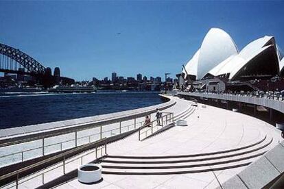 Una vista de la bahía de Sidney (Australia), con la ópera proyectada por Jørn Utzon, a la derecha, y el puente.