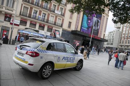 Un coche patrulla de la Polic&iacute;a Municipal circula por la plaza de Callao este s&aacute;bado.