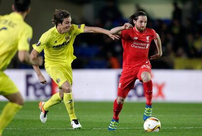 Joe Allen del Liverpool (d) y Mateo Musacchio del Villareal en un momento del partido.