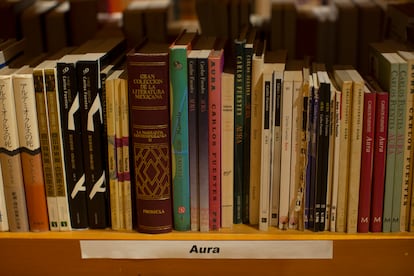 Diferentes traducciones de la novela de Fuentes, 'Aura'.