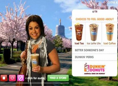Rachael Ray, celebridad de la televisión estadounidense, presenta el café helado para la cadena Dunkin' Donuts.