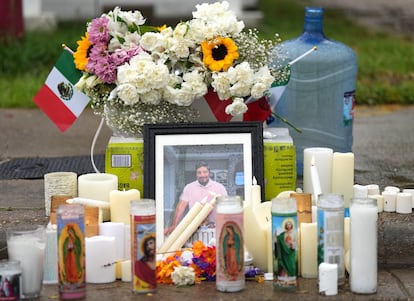 Un altar en el lugar donde Lorenzo Salgado Araujo fue abatido a tiros por agentes del ICE  en Houston, el 13 de julio de 2026.