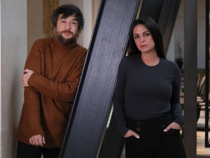 Raül Refree y Lina posan en un hotel del centro de Madrid.