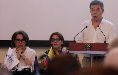 El presidente de Colombia, Juan Manuel Santos, interviene junto a la secretaria general Iberoamericana Rebeca Grynspan y la ministra de Cultura de Colombia Mariana Garcés.