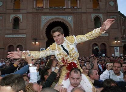 Rubén Pinar sale ayer a hombros por la puerta grande de la plaza de Las Ventas.