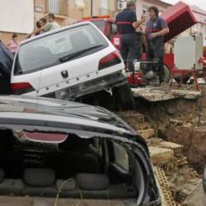 Varios coches destrozados en una calle de la localidad de Aguilar de la Frontera después de las fuertes lluvias caídas en las últimas horas en la provincia de Córdoba y que han provocado la muerte de tres personas.