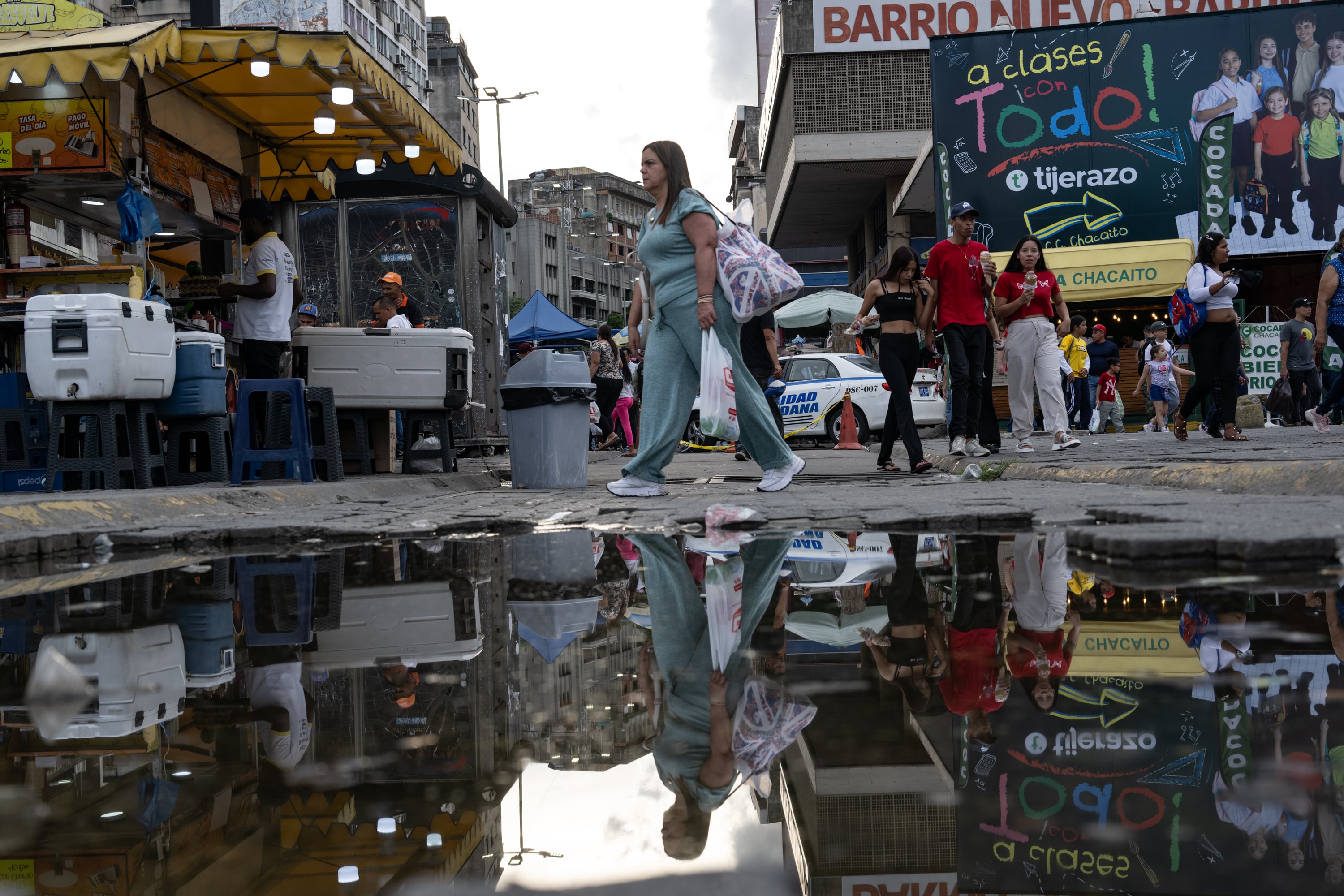 Una mujer camina con compras en Caracas (Venezuela), el 9 de septiembre.