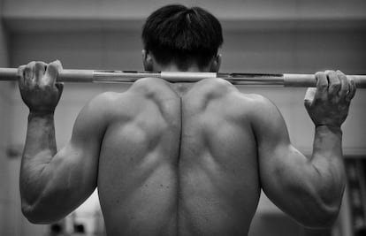 Chen Lijun, competidor en la categoría de 62 kg, calienta antes de un entrenamiento previo a las Olimpiadas de Río 2016, en Pekín (China).