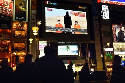 Pantalla de televisión en una calle de Tokio (Japón) que emite un vídeo difundido por el Estado Islámico donde amenaza con ejecutar a dos rehenes japoneses y exigen un rescate de 200 millones de dólares.