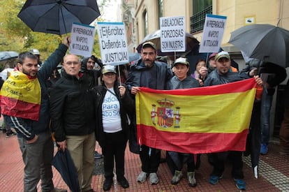 Concentración de militares, el pasado 26 de noviembre, ante el Defensor del Pueblo.