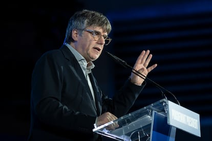 El expresident y cabeza de lista de JxCat para el 12M, Carles Puigdemont, protagoniza en Argelers Sur Mer un mitin de su partido este domingo. EFE/David Borrat.