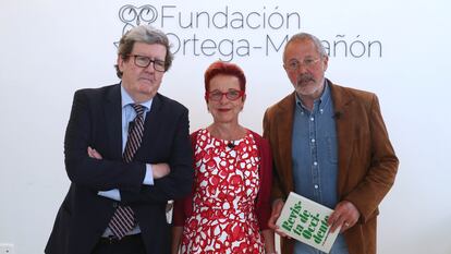 Juan Manuel Bonet, María Luisa Maillard y Fernando Rodríguez Lafuente, en la Fundación Ortega-Marañón, en Madrid.