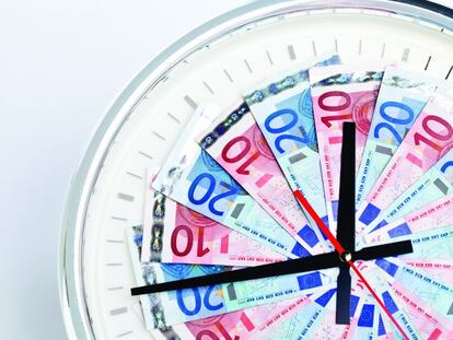 Fotocomposi&oacute;n de una ruleta, un reloj y dinero. 