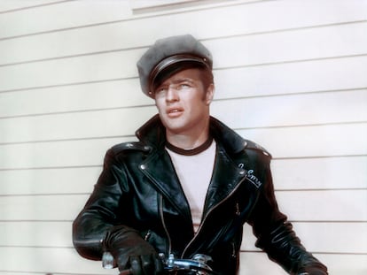 Marlon Brando en la película 'Salvaje' (1953) con chaqueta de motorista.
