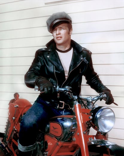 Marlon Brando en la película 'Salvaje' (1953) con chaqueta de motorista.