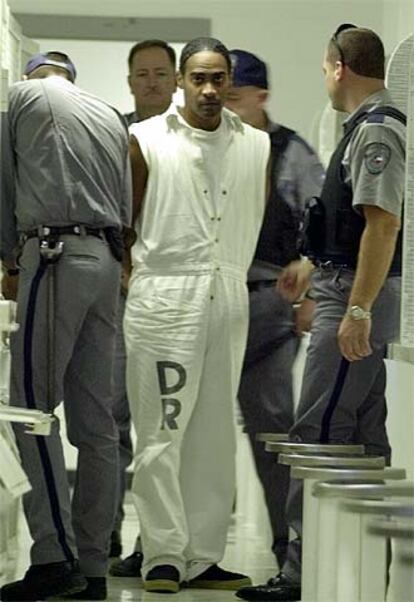 Gerald Mitchell, ejecutado en 2001, entre guardianes de su prisión.