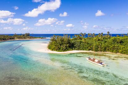 <a href="https://cookislands.travel/home" target="">Las Islas Cook</a> son un ejemplo de los desafíos a los que se enfrentan los países del Pacífico Sur. Son 15 islas volcánicas que en total suman 240 kilómetros cuadrados de superficie dispersas por más de dos millones de hectáreas de océano. Independientes y orgullosas de sus tradiciones polinesias, estas remotas islas han apostado por un turismo sostenible con un planteamiento innovador: centrando sus propuestas en las aventuras activas, la interacción cultural con la población local y una gastronomía diferente. En plena recuperación mundial de la covid, las Cook están implantando estrategias de sostenibilidad que las posicionan como un destino muy interesante: como el <a href="https://www.conservation.org/projects/marae-moana-cook-islands-marine-park" target=""> Marae Moana </a> (Océano Sagrado), un área marina protegida creada el 13 de julio de 2017 de 1,8 millones de kilómetros cuadrados, el segundo mayor parque marino del mundo. Hay también reservas marinas específicas, que se extienden 93 kilómetros alrededor de cada una de las 15 islas Cook, donde están prohibidas la pesca comercial o la extracción de recursos del fondo marino. En las islas del archipiélago se emplea energía solar renovable, y en el sector turístico (que antes de la pandemia suponía el 70% del PIB) se ha implantado el certificado ecológico <i>Mana Tiaki</i> que garantiza que todos cumplen con las prácticas de conservación.