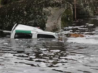 Vehículo del agente medioambiental, sumergido en el río del municipio de Villarino de los Aires (Salamanca), este miércoles.