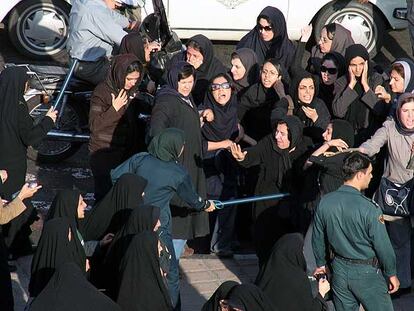 La policía interviene contra un grupo de mujeres durante una manifestación por la igualdad en Teherán (Irán) en 2006.