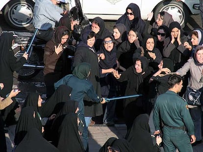 La policía interviene contra un grupo de mujeres durante una manifestación por la igualdad en Teherán (Irán) en 2006.