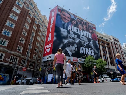 Lona del PSOE en la que salen el presidente del Gobierno y sus rivales electorales, en Madrid, el 7 de julio.