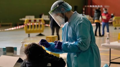 A health worker carries out a coronavirus test in Salvatierra (Álava).