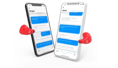 Esta es una de las propuestas más interesantes. Ya que se trata de dos auriculares de botón, que se colocan ambos interlocutores. De esta forma pueden hablar el uno con el otro mientras escuchan la conversación en su idioma nativo. Cuentan con cancelación de ruido, y además ofrecen traducción de hasta 15 idiomas, pudiendo añadir más a través de su propia app.