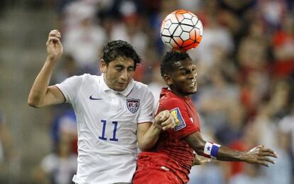 El estadounidense Alejandro Bedoya lucha por el balón contra el panameño Alberto Quintero.