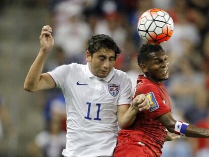 El estadounidense Alejandro Bedoya lucha por el bal&oacute;n contra el paname&ntilde;o Alberto Quintero. 