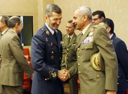 José Julio Rodríguez Fernández, Jefe del Estado Mayor de Defensa, saluda a Fulgencio Coll, jefe del Estado Mayor del Ejército de Tierra, durante la Comisión de Defensa del Congreso.