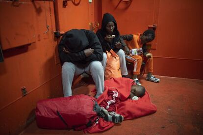 Una familia come y descansa en un rincón del barco de Salvamento Marítimo Luz de Mar atracado en la locadidad gaditana de Crinavis (San Roque).