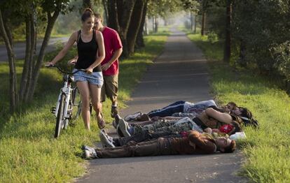 Afganos duerme en un parque Morahalom (Hungría).
