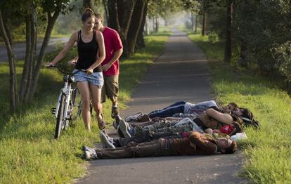 Afganos duerme en un parque Morahalom (Hungr&iacute;a).