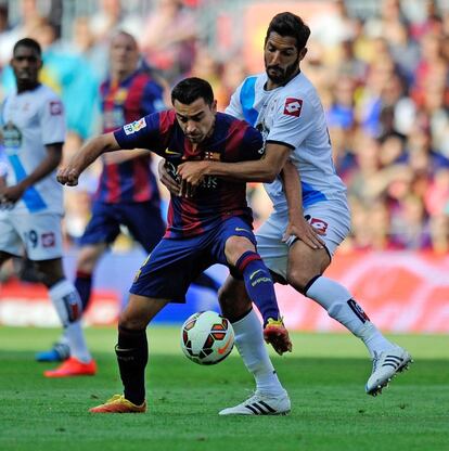 Xavi pressionat per un rival.