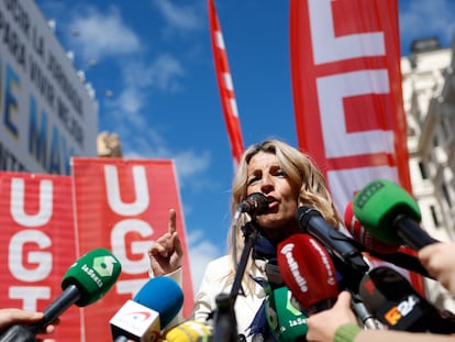 La vicepresidenta segunda y ministra de Trabajo, Yolanda Díaz realiza declaraciones a la prensa durante la manifestación convocada por los dos grandes sindicatos, CCOO y UGT, este miércoles en Madrid, en un Primero de Mayo que tiene como lema 'Por el pleno empleo: reducir jornada, mejorar salarios'