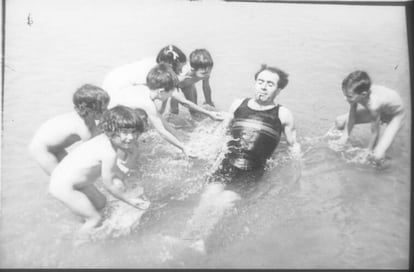 Familia bañándose en el Manzanares.