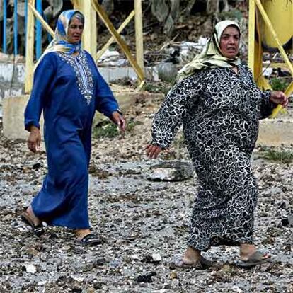 Dos mujeres caminan en un vecindario destruido por un bombardeo israelí, al sur de Líbano.