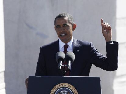 Barack Obama habla durante la ceremonia de inauguraci&oacute;n de un monumento en honor a Martin Luther King 