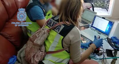 La policía con el material incautado, en Málaga.