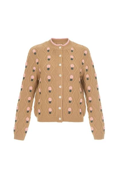 No habrá nada más adorable que esta chaqueta de Shrimps. Con flores bordadas y ochos, en camel y rosa, tu abuela la aprobaría seguro. Tiene un precio de 415 euros y la puedes encontrar aquí.