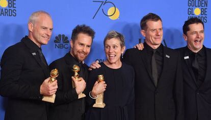 Da esq. para a dire.: Martin McDonagh, Sam Rockwell, Frances McDormand, Graham Broadbent e Peter Czernin, vencedores do Globo de Ouro com &#039;Tr&ecirc;s An&uacute;ncios Para Um Crime&#039;.